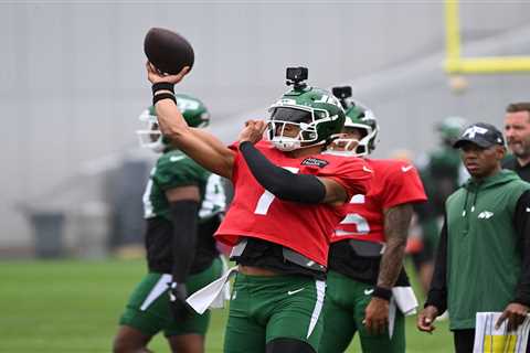Justin Fields-Garret Wilson combo a bright spot on rainy Jets day
