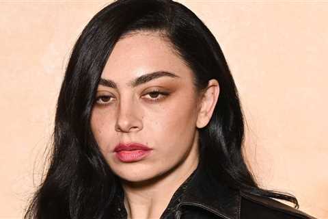 People Are Losing It Over Charli XCX's Reason For Using Men's Bathrooms In Clubs