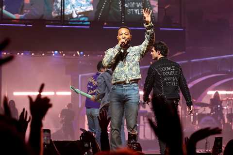 Jonas Brothers Joined by John Legend, 5 Seconds of Summer at L.A. Show
