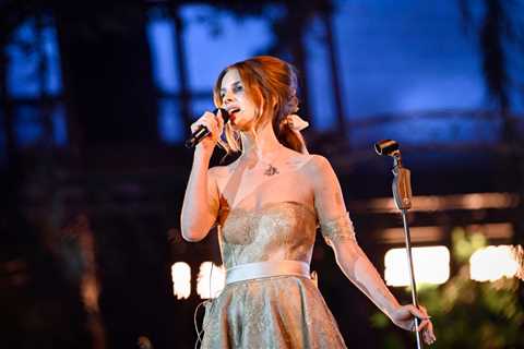Lana Del Rey Joins Local Band On Stage After Hearing Them Playing One of Her Songs: ‘Can’t Believe..