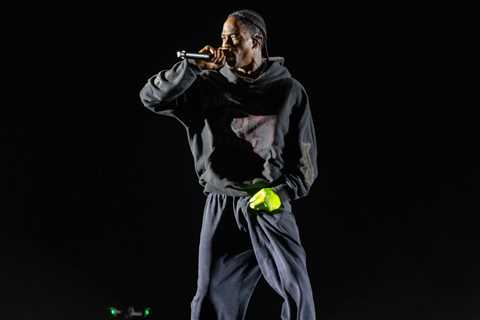 Travis Scott Blames Johannesburg Show Delay on Weather After Fans Criticize Him For Lateness:..