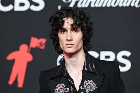 Sombr & Olivia Dean to Make ‘Saturday Night Live’ Debuts, With Glen Powell Set to Host for..