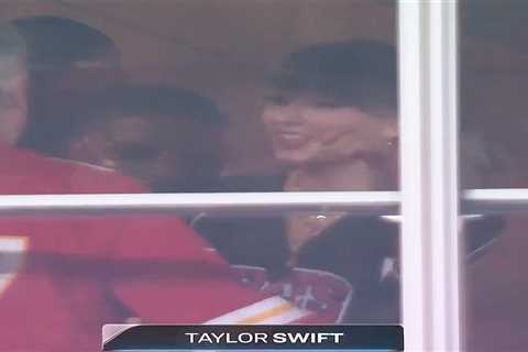 Taylor Swift quietly takes in Travis Kelce’s game as Chiefs dominate Raiders