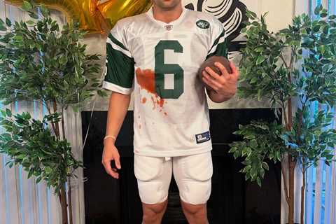Comedian Benedict Polizzi mocks Mark Sanchez stabbing with Halloween costume