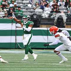 Justin Fields does enough late to keep starting job with Jets on short week