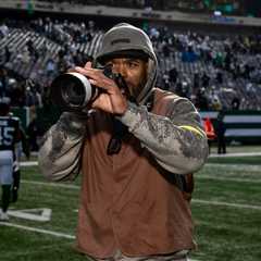 Method Man Plays NFL Celebrity Photographer at New York Jets Game & Max B Asks Him for a Job