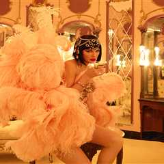 Taylor Swift Storms Back to No. 1 on Both U.K. Albums and Singles Charts