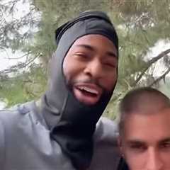 Justin Bieber Helps Stranded Driver on the Side of the Road