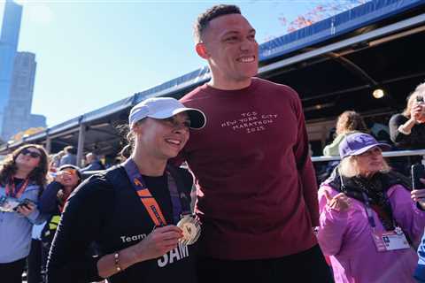 Aaron Judge hugs wife Samantha after she completes 2025 NYC Marathon
