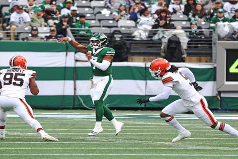 Justin Fields does enough late to keep starting job with Jets on short week
