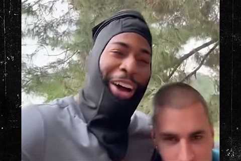 Justin Bieber Helps Stranded Driver on the Side of the Road