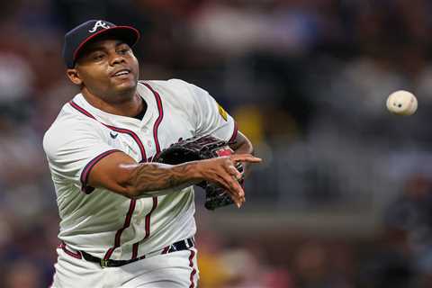 Braves re-sign Raisel Iglesias to $16M contract, acquire Mauricio Dubon in busy night
