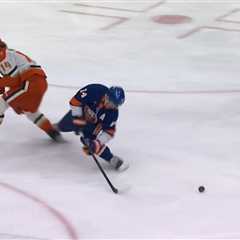 Bo Horvat exits early with leg injury in Islanders latest big blow