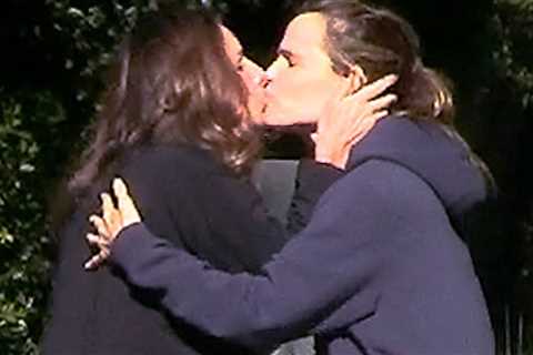 Jennifer Garner Kisses Gal Pal -- See the Pic!