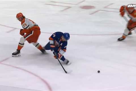 Bo Horvat exits early with leg injury in Islanders latest big blow