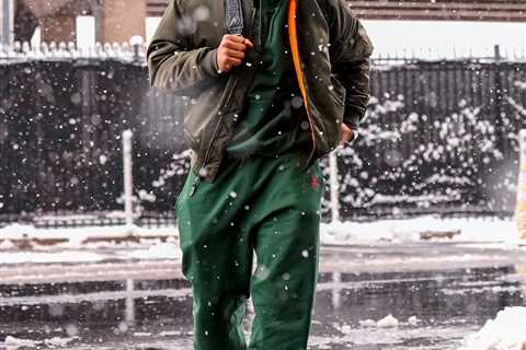 Jalen Hurts sparks social media frenzy after rocking Yankees hat to Eagles game