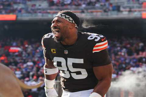 Myles Garrett wants to make poster of Aaron Rodgers while breaking NFL sack record