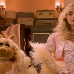 ‘The Muppet Show’ Returns: Sabrina Carpenter Guest Stars Opposite Miss Piggy in Disney+ Trailer