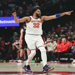 Mike Brown opting for Knicks’ hot hands kept Karl-Anthony Towns on bench to close game