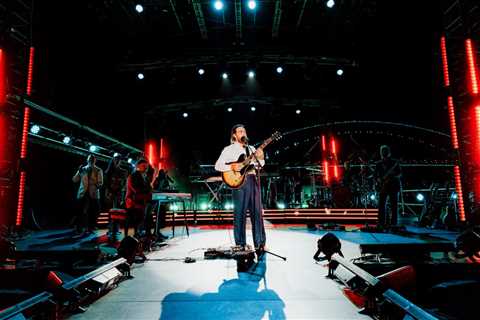 Matt Corby Performs Emotional NYE Tribute to Sydney Shooting Victims