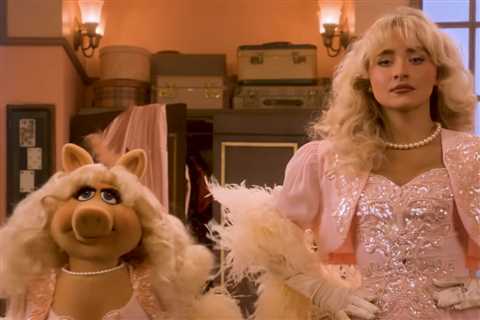 ‘The Muppet Show’ Returns: Sabrina Carpenter Guest Stars Opposite Miss Piggy in Disney+ Trailer