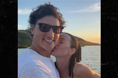 Katy Perry Kisses Justin Trudeau in New Photo