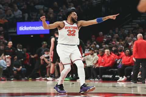 Mike Brown opting for Knicks’ hot hands kept Karl-Anthony Towns on bench to close game