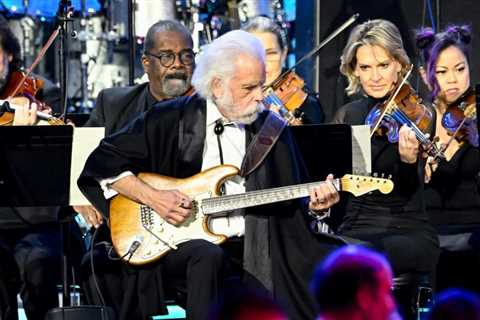 Thousands of Fans Celebrate Life of Legendary Grateful Dead Guitarist Bob Weir in San Francisco