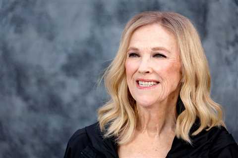 Catherine O’Hara, Emmy-Winning Comedian of ‘Schitt’s Creek’ & ‘Beetlejuice’ Fame, Dead at 71