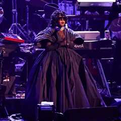 Lauryn Hill Pays Tribute to Roberta Flack & D’Angelo With a Star-Studded Set at the Grammys