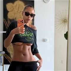 Kysre Gondrezick Flaunts Major Underboob In Stunning Mirror Selfie