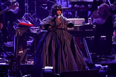 Lauryn Hill Pays Tribute to Roberta Flack & D’Angelo With a Star-Studded Set at the Grammys