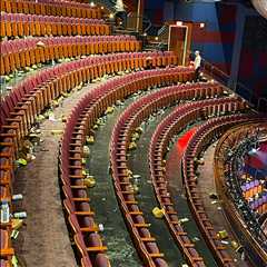Photo Shows Trash in Theatre After Glamorous Oscars Ceremony