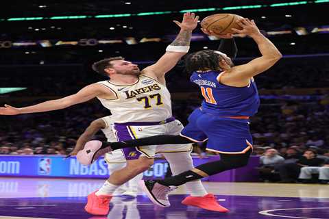 Lakers flash hustle, muscle in gritty victory over Knicks
