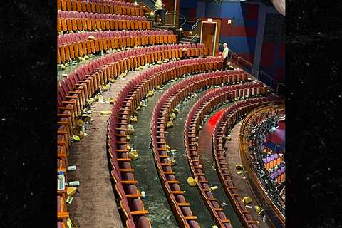 Photo Shows Trash in Theatre After Glamorous Oscars Ceremony