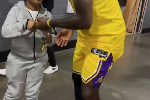 LeBron James rewards polite young fan with autograph