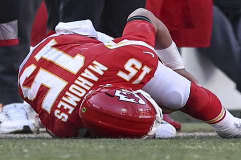 Patrick Mahomes throws in new video as Chiefs star rehabs from ACL injury