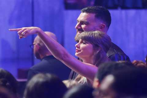 Travis Kelce joins Taylor Swift for iHeartRadio Music Awards show