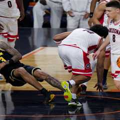 Michigan’s Yaxel Lendeborg suffers worrisome ankle injury but returns in bizarre Final Four scenario