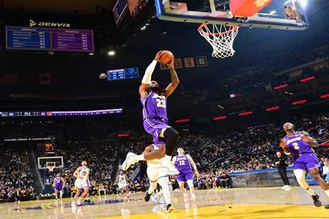 Lakers blow out short-handed Warriors
