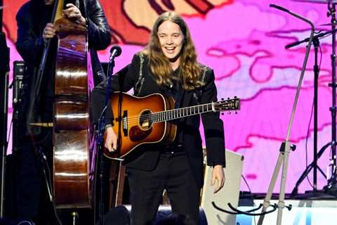 Billy Strings Breaks Leg in Backstage Skateboarding Accident During Charlottesville Show