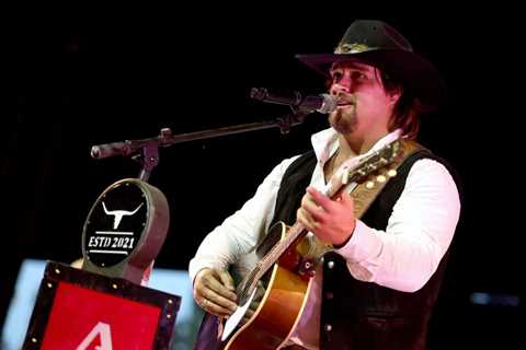 Gavin Adcock Criticizes Zach Bryan Over His Response to Fan’s Online Complaint: ‘Still Don’t Know..