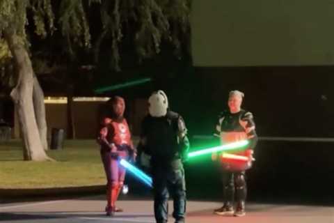 49ers icon Terrell Owens bewlidered by Star Wars scene at park: ‘Only in LA’