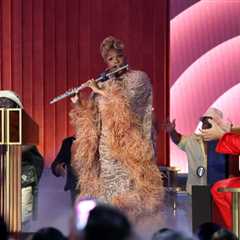 Lizzo Brings the Flute (and Height Jokes) to ‘The Roast of Kevin Hart’