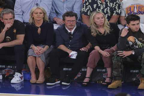 Lenny Kravitz, Dustin Hoffman headline A-list stars taking in Knicks-Cavaliers Game 1 at MSG