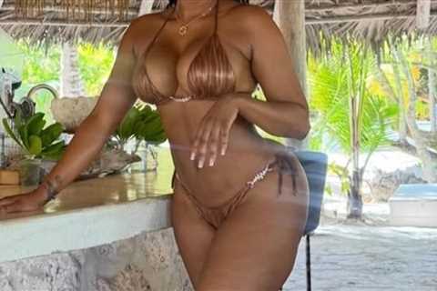 Hot Mom Bod In Metallic Bikini Guess Who!