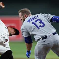 Brutal collision knocks Max Muncy out of Dodgers game early
