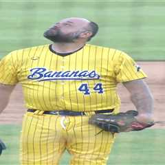 Joba Chamberlain makes emotional Savannah Bananas appearance to honor late father
