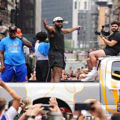 Mitchell Robinson riding eye-popping tricked-out truck at Knicks parade