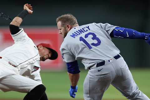 Brutal collision knocks Max Muncy out of Dodgers game early